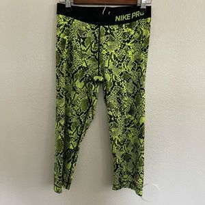 Nike pro cropped capri leggings